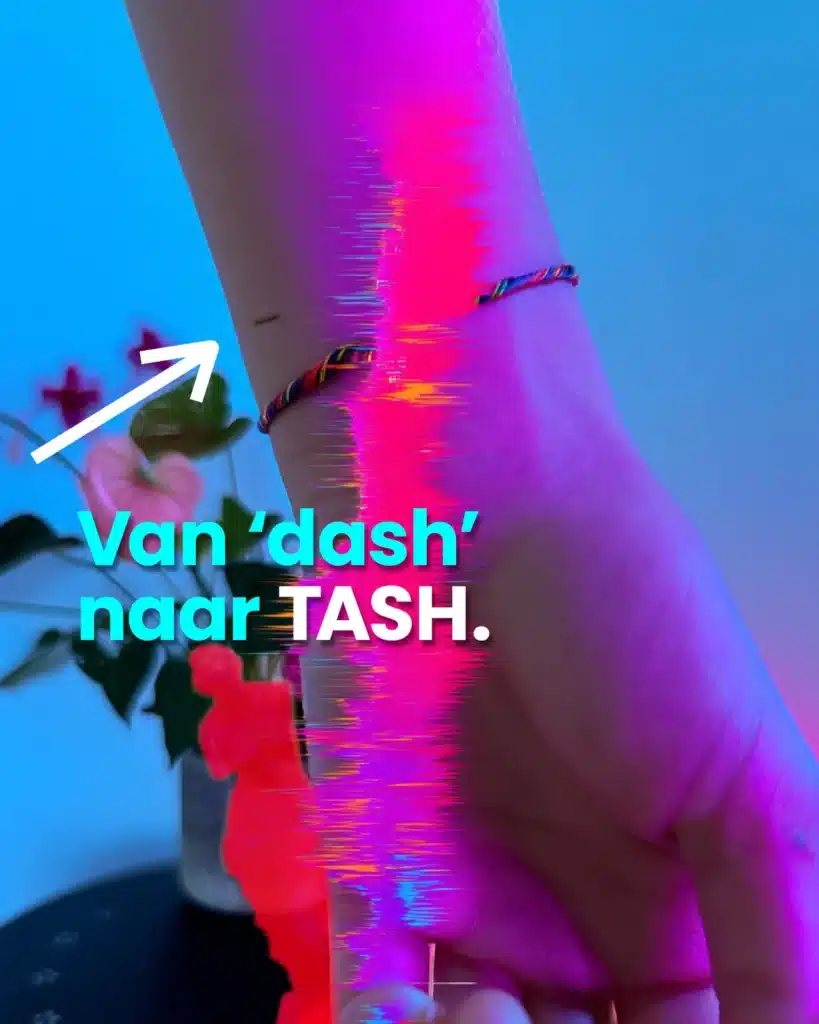 Blogcover Van dash naar TASH: een pols met een klein getatoeëerd streepje.